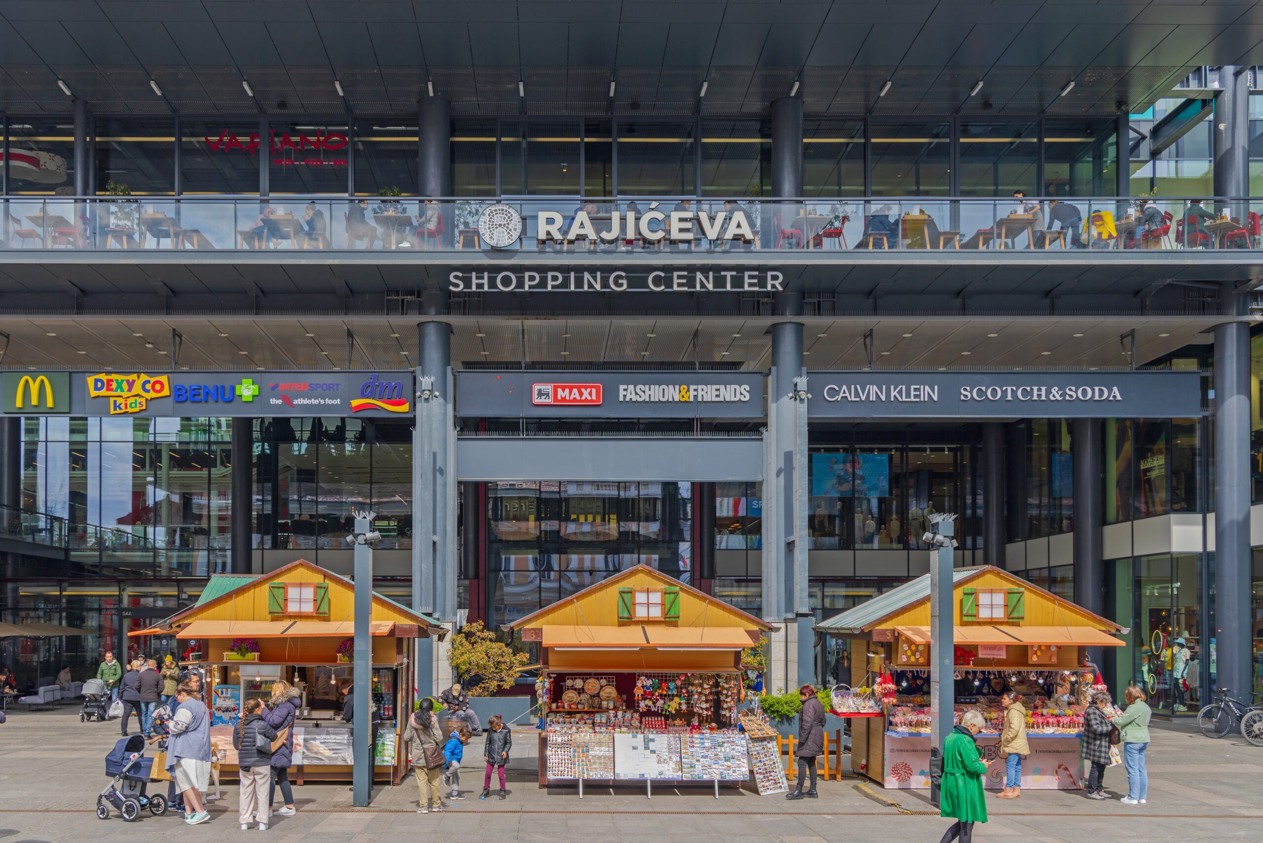 Shopping mall storefront as a prime location for direct sales